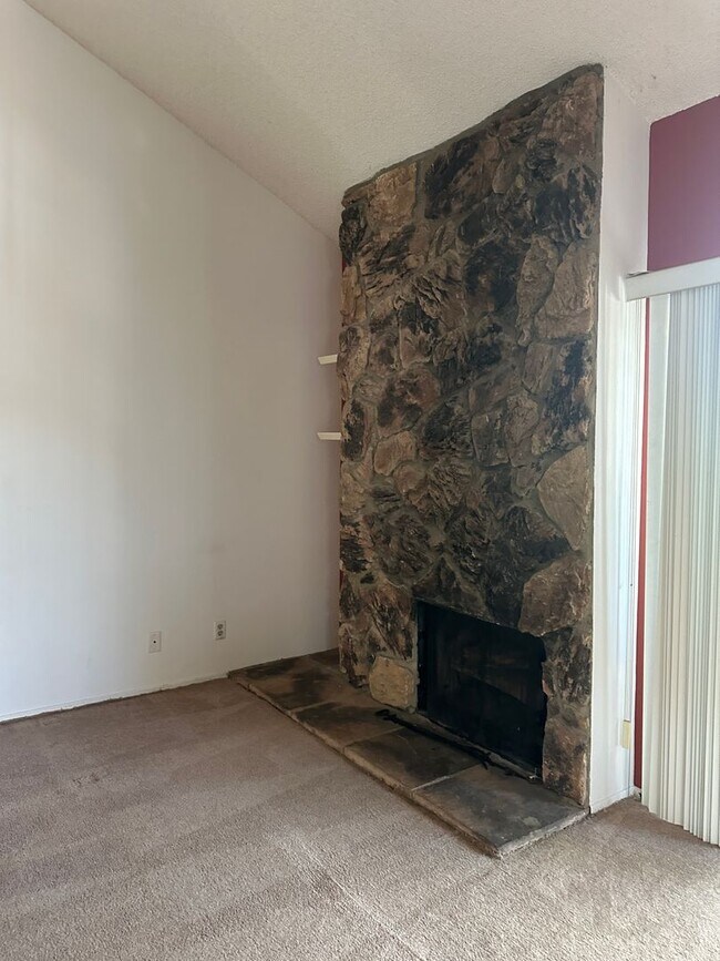 Building Photo - Charming 2 bed/2 bath loft in Oakland hills