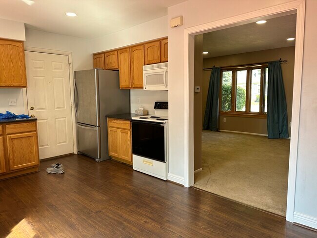 Building Photo - 3461 Thomas Ave