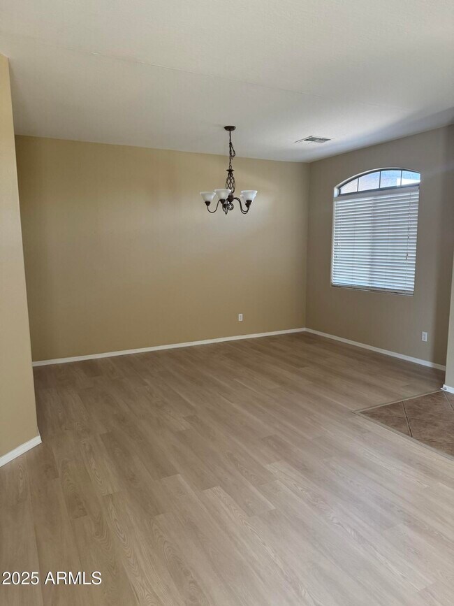 Foto del edificio - 8771 W Nicolet Ave