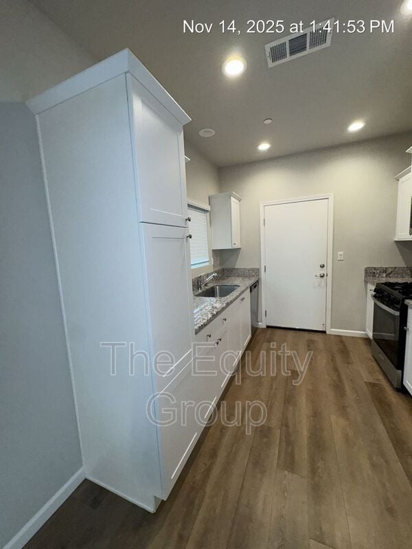 Building Photo - 418 S Summit St