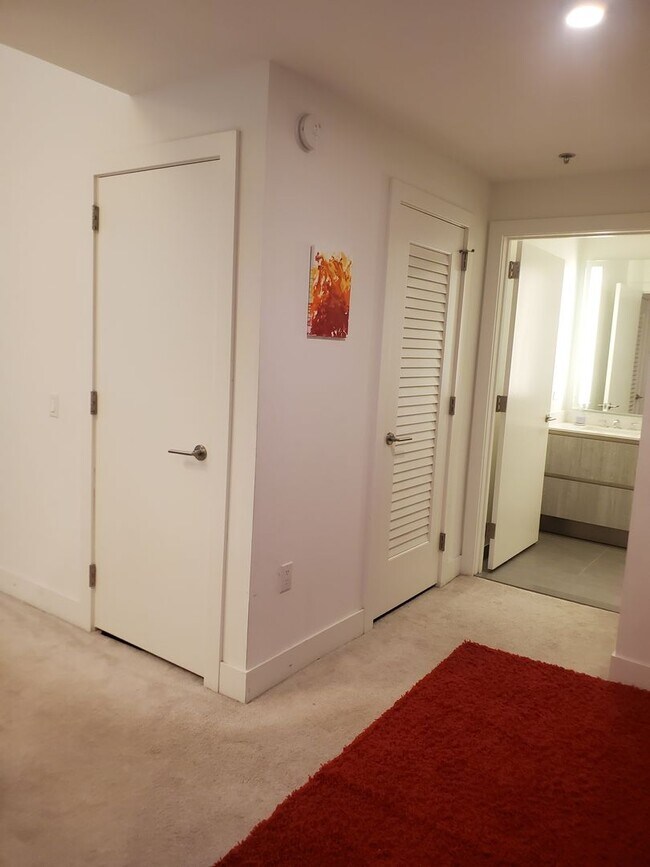 Foto del edificio - High end one bedroom plus at the luxurious...