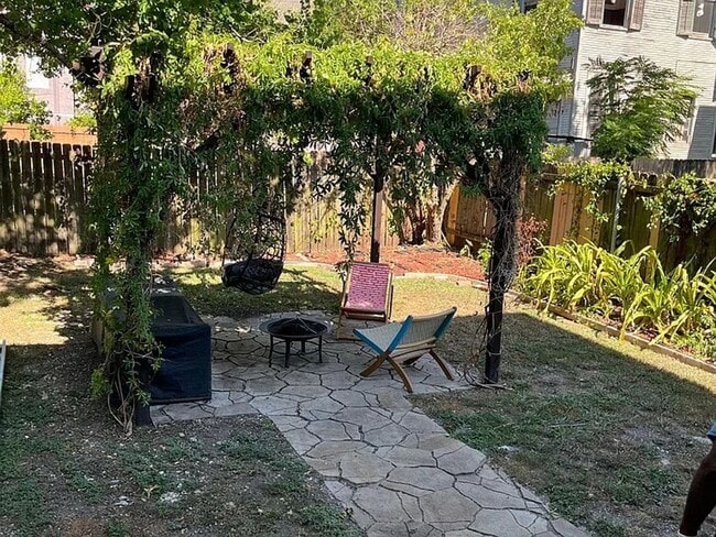 Building Photo - Charming 3-Bedroom Brick Bungalow for Rent...