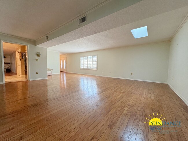 Building Photo - Stunning 4-Bedroom Home in Kenwood – Perfe...