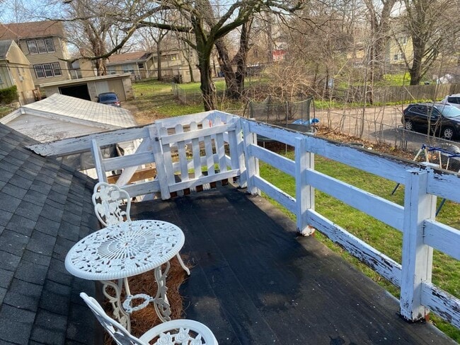 Building Photo - 520 Lawrence Ave