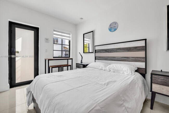 Foto del edificio - 7910 Byron Ave