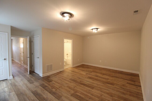 Building Photo - Large 3 level end unit townhome with a garage! Located right by Sentara and near JMU and downtown!