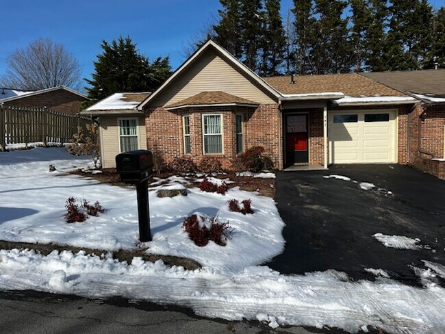 Foto del edificio - Maryville 37804 - 2 bedroom 2 bath condo -...