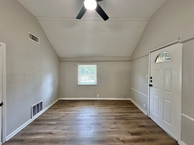 Building Photo - Cozy 1-Bedroom, 1-Bath Gem Near the Azalea...