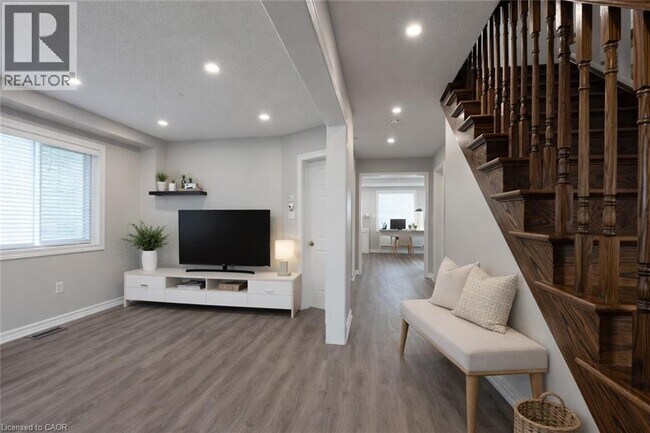 Photo du bâtiment - 7 Hollinrake Ave