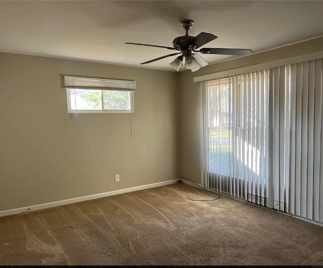 Foto del edificio - 6910 Noble Dr