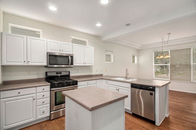 Building Photo - Available NOW! 4-Bedroom in one of Denver’...