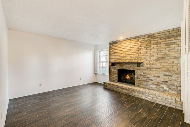 Building Photo - 615 Towne House Ln