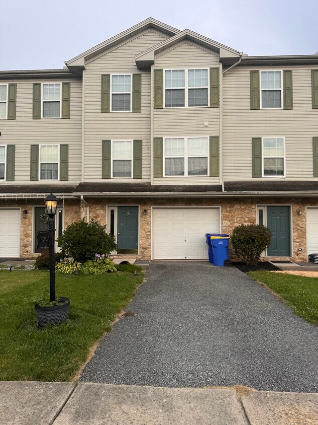 Front view - 520 Fisher Dr