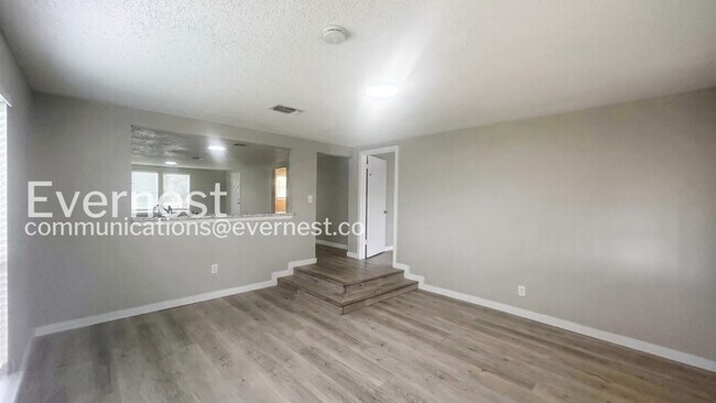 Building Photo - 3 Bed/2 Bath Home with Fenced Yard & Carport / Pet-Friendly / Available Now!