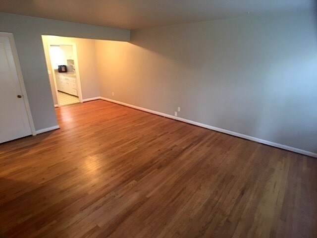 Building Photo - Hardwood Floors, Free Wi-Fi, Pet friendly!