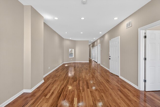 Foto del edificio - 5709 W Irving Park Rd