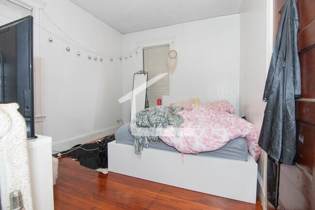 Building Photo - BU 3-bed Second Floor with Balcony Packard...