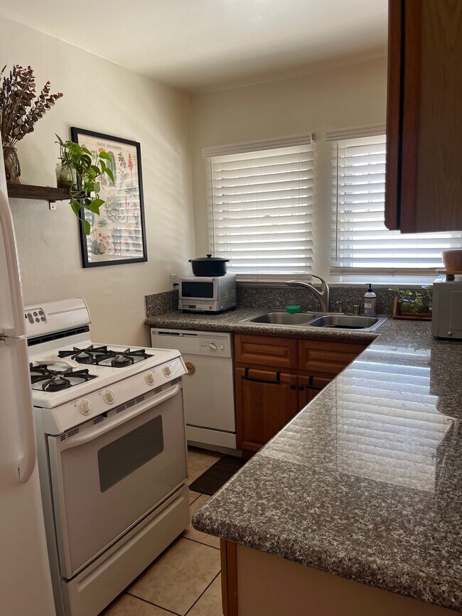 kitchen - 2103 Huntington Dr