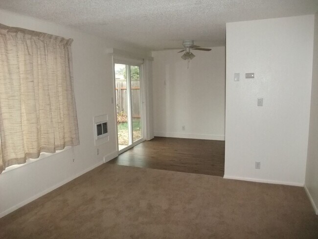 Building Photo - Nice 2 bedroom unit of a duplex in SE Albany