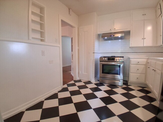Building Photo - 315 W Ridgewood Ct