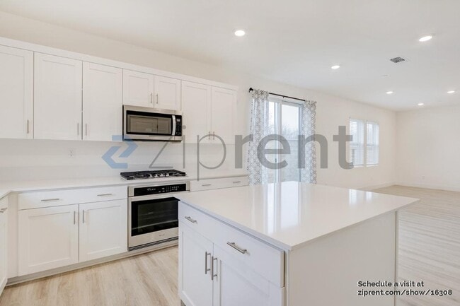 Foto del edificio - 6100 Oak Leaf Pl