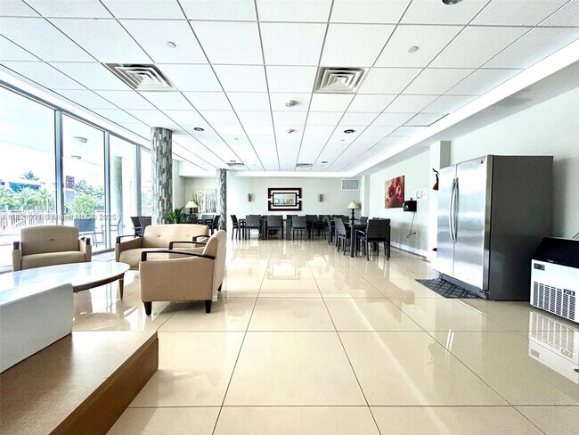 Foto del edificio - 9500 W Bay Harbor Dr