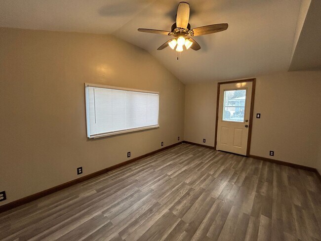 Building Photo - Freshly Updated 3-Bedroom, 1-Bathroom Home – $1,375/Month