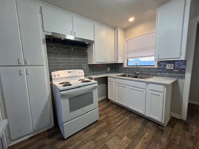 Building Photo - 910 S La Salle Dr
