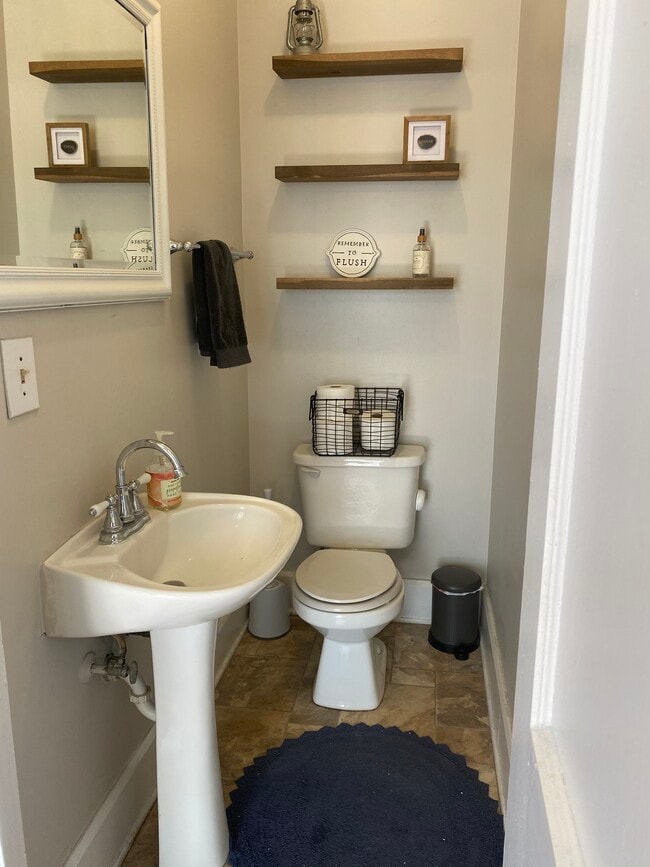 Baño moderno - 3901 N Pennsylvania St