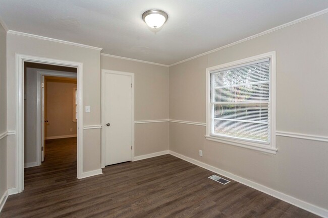 Building Photo - ** 3 Bed 2 Bath located in Edgewood ** Cal...