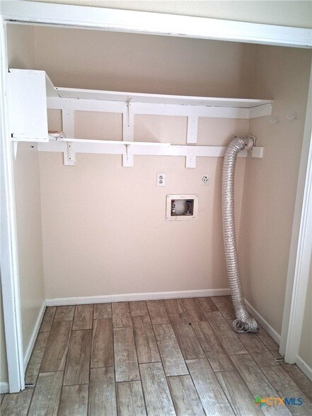Foto del edificio - 130 Wind Ridge Dr
