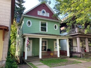 Building Photo - 224 E 6th St
