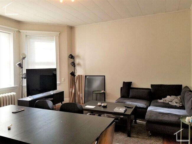 Building Photo - HUGE 3 BED 1.5BATH IN BROOKLINE!!!
