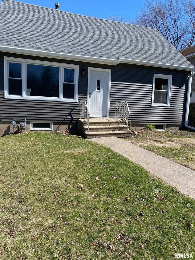 135 4th St, Silvis, IL 61282 House for Rent in Silvis, IL