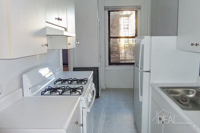 Building Photo - Large One Bedroom with Prewar Charm