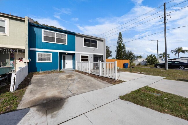 Building Photo - ***CUTE! Largo Townhome NOW *** 2 Bed. 1&1...