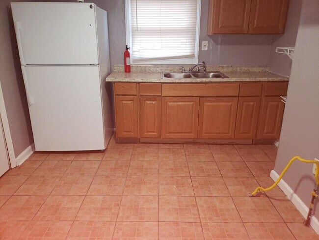 Building Photo - 2/3 bedroom apartment