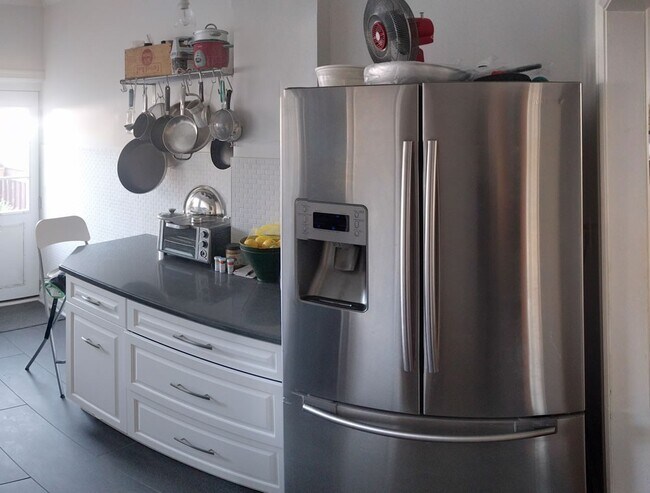 Foto del edificio - Updated 2BR w/ HW Floors, A/C, W/D, Yard