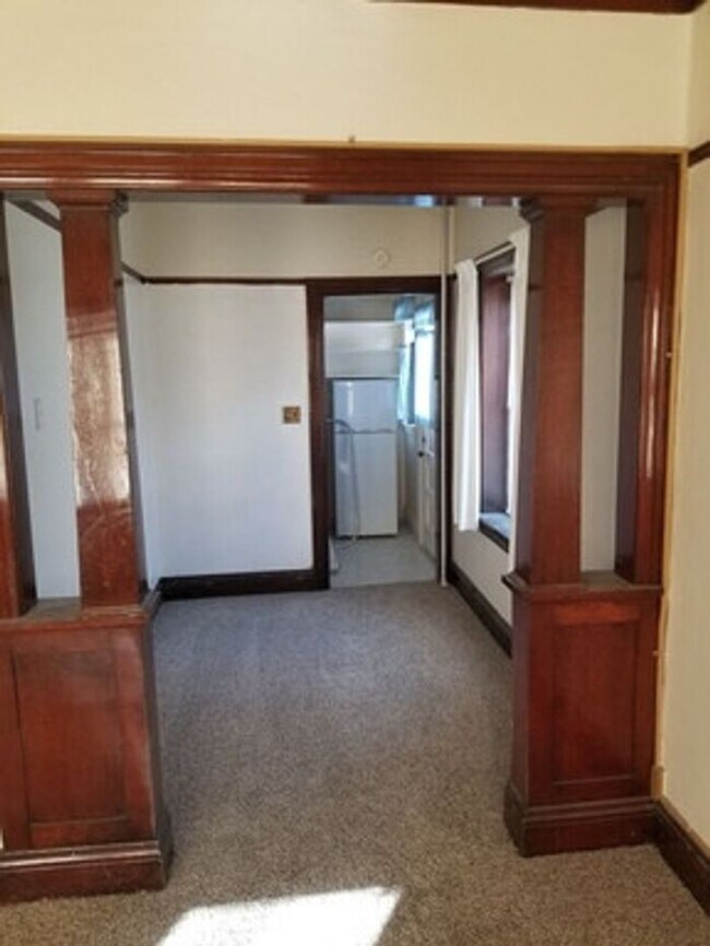 Building Photo - Charming Colonial Studio Apartment