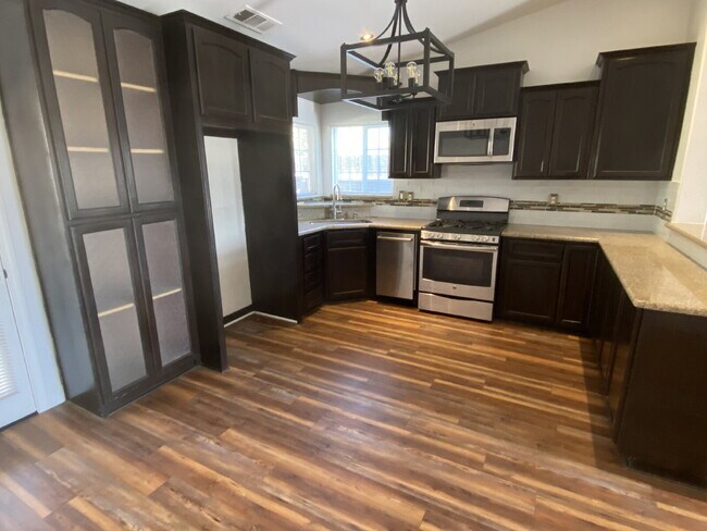 Foto del edificio - 4 Bed, 2 Bath beautiful home with pool