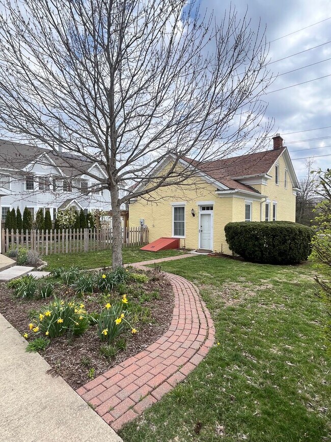 Foto del edificio - Premium location!  Downtown 3BR 2.5BA with 2 car garage