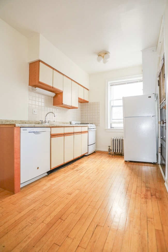 Building Photo - 4413.5 N Greenview Ave