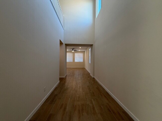 Foto del edificio - GORGEOUS 4 BED 3 BATH 2 CAR GARAGE SINGLE FAMILY HOME W/ LOFT, VAULTED ENTRYWAY, BACKYARD, AND BE...
