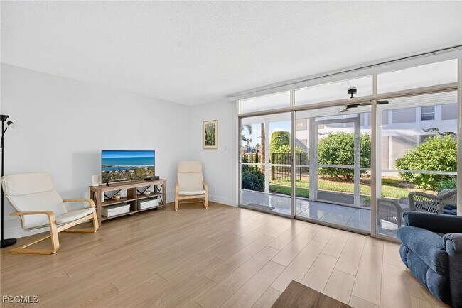 Foto del edificio - 330 Tudor Dr