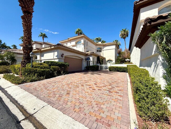 Foto del edificio - Grand 3 bedroom home with lake and golf co...