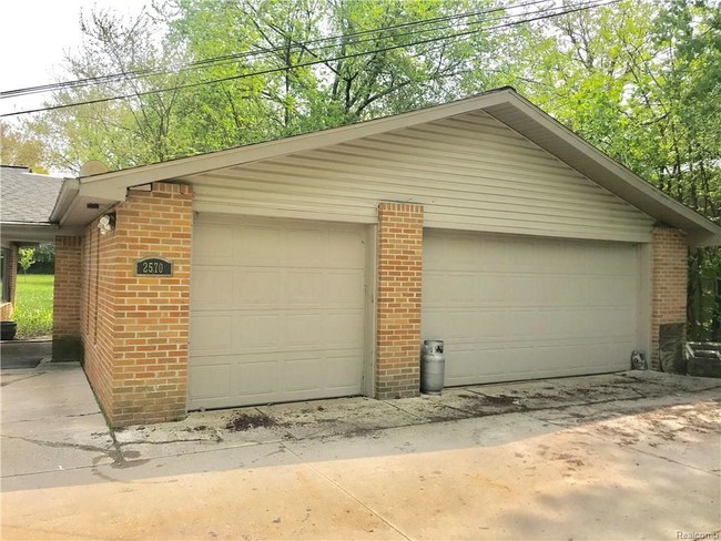 Building Photo - 2570 Seminole Rd