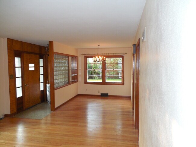 Mirando desde la sala de estar al comedor/entrada - 131 N Rockford Ave