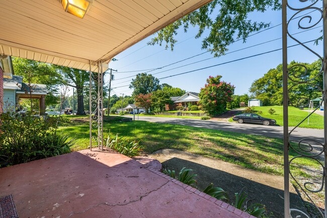 Building Photo - Available Now! Two Bedroom, 1 Bath in Conv...