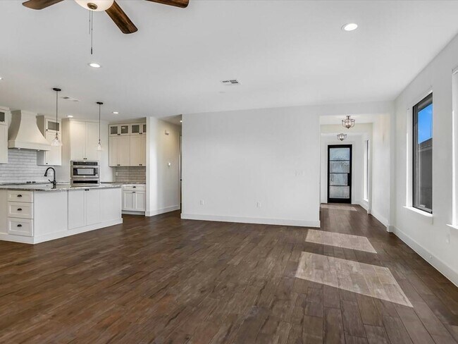 Building Photo - 319 Parallel Cir