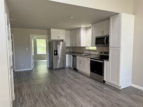 Building Photo - 220 St Croix Dr